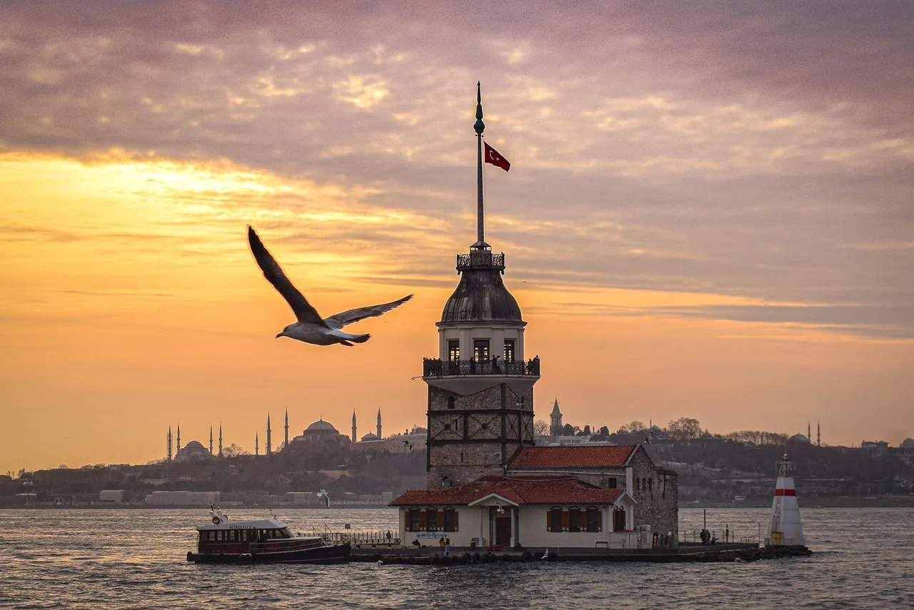 Temsili görsel: İstanbul Boğazı'nda renk değişimi