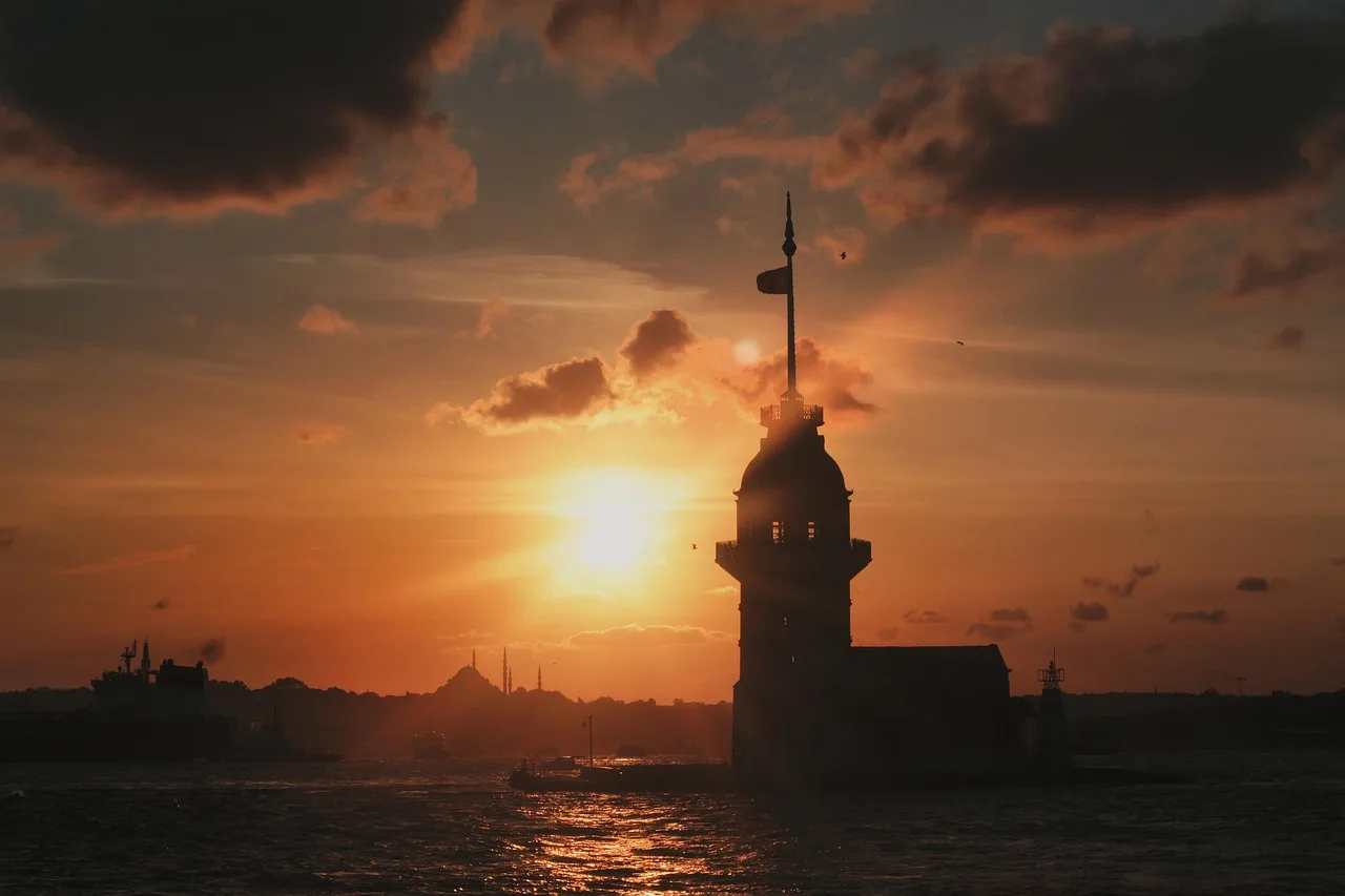 Temsili görsel: Galata Kulesi'nde Cumhuriyet'in 103. Yılına Özel Işık Gösterisi