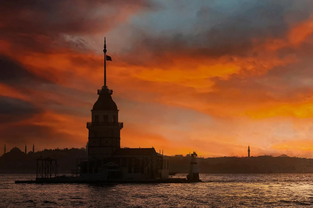 Temsili görsel: Galata Kulesi'nde Cumhuriyet'in 103. Yılına Özel Işık Gösterisi