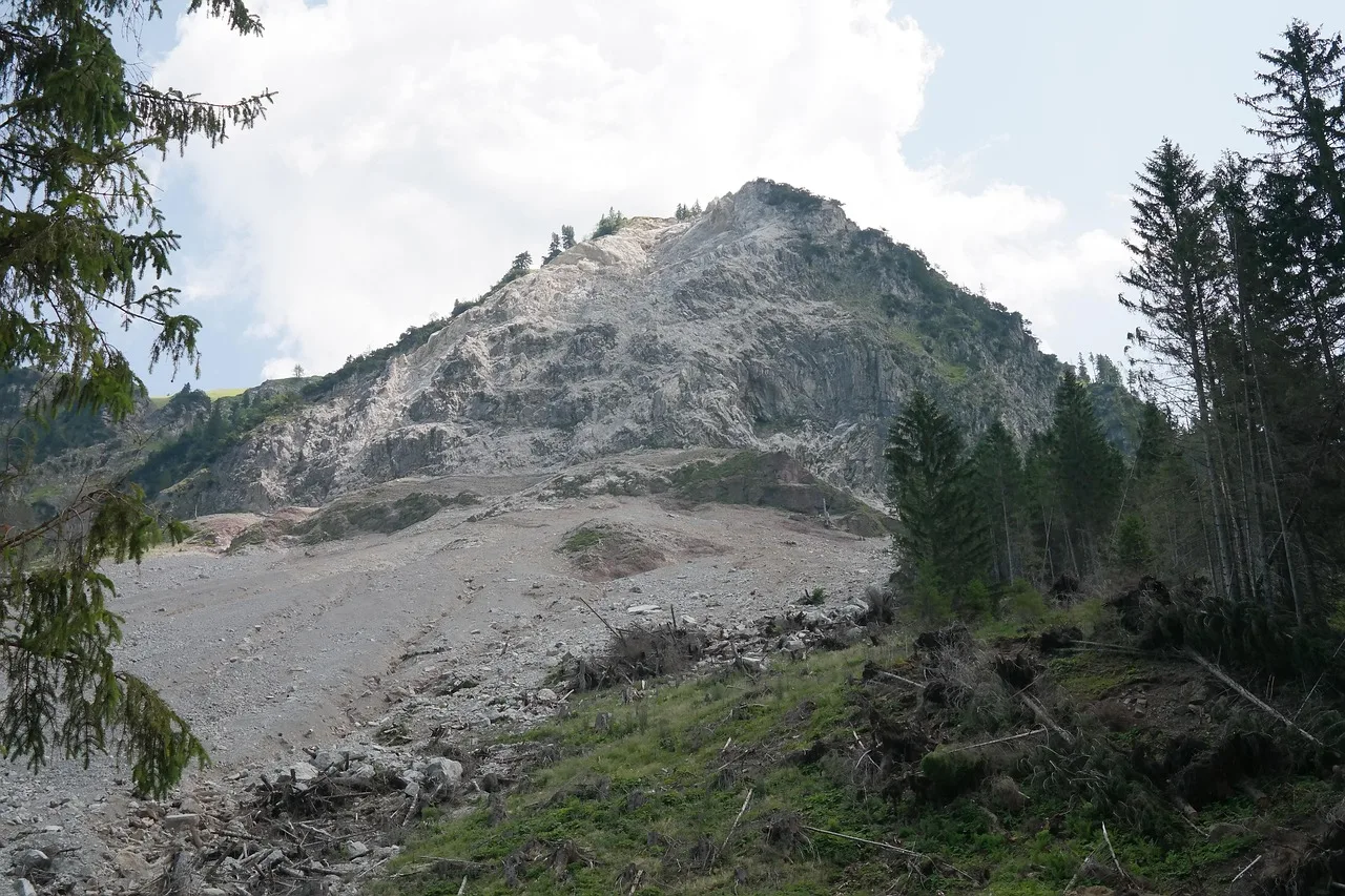 Temsili görsel: Rize'de sağanak sonrası yamaçtan kaya koptu