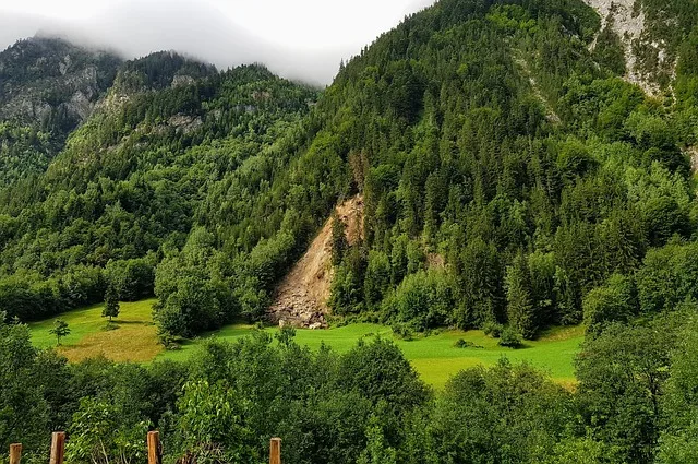 Temsili görsel: Rize'de sağanak sonrası yamaçtan kaya koptu